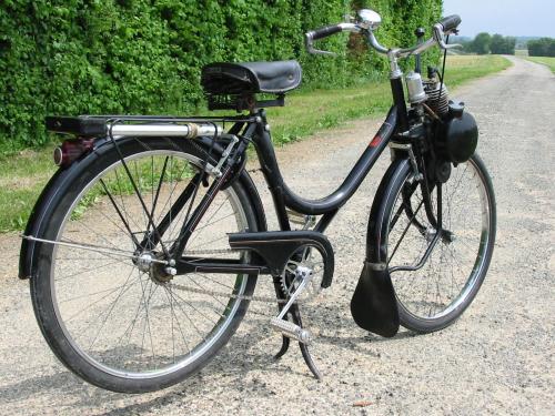 SoleX 45cc à roues de 600 derrière.