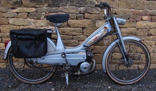 MOTOBECANE mobylette gris bleue métal. Complète, bon éta…